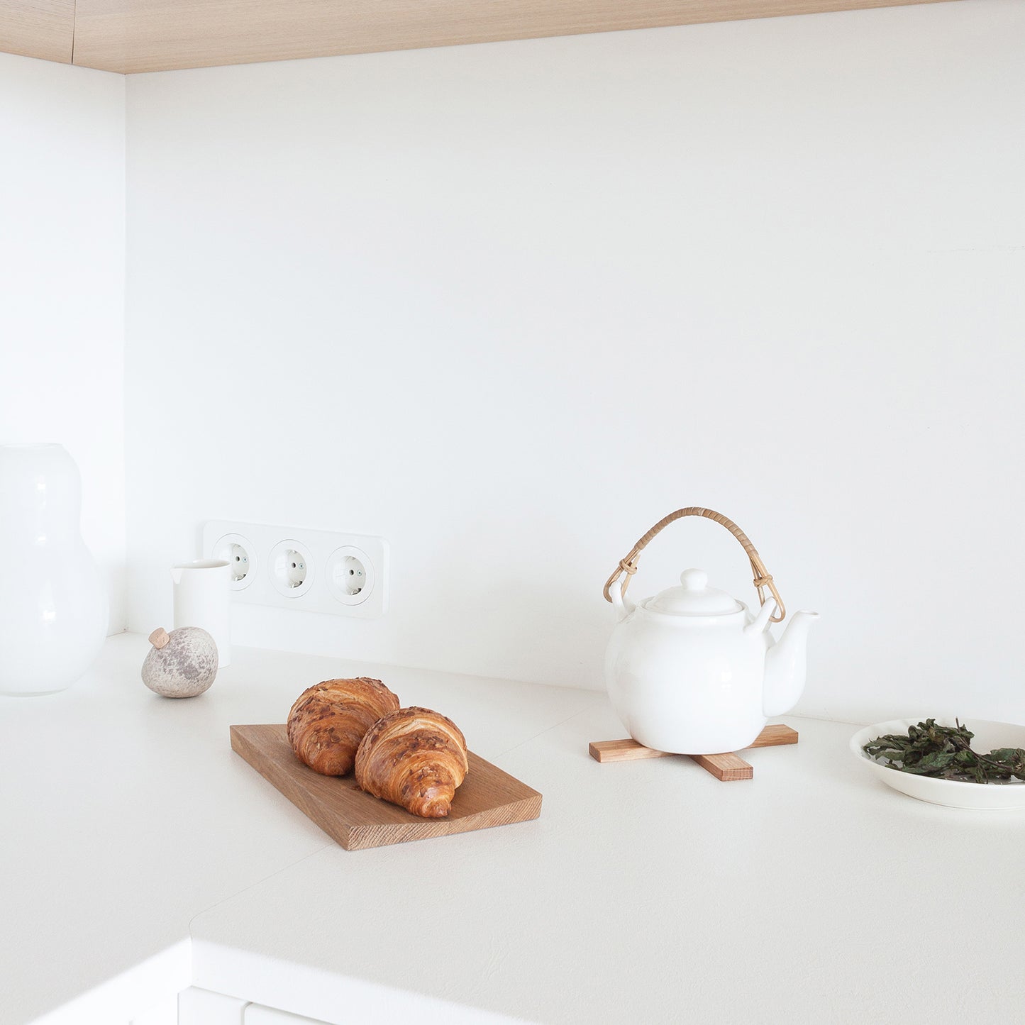 Minumo serving board from oak in white scandinavian kitchen