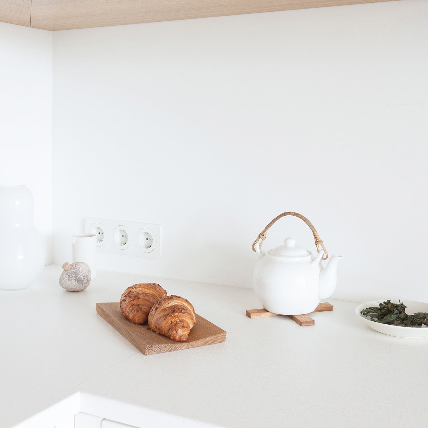 Minumo pliks-plaks trivet and fold serving board in white kitchen in scandinavian style home with a timeless nordic design